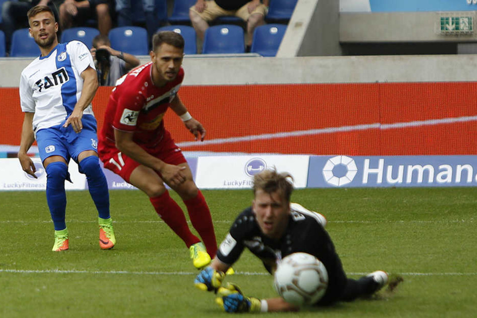 Das 1:0 durch Michel Niemeyer vom FCM. RWE-Keeper Phillip Klewin streckt sich vergeblich.