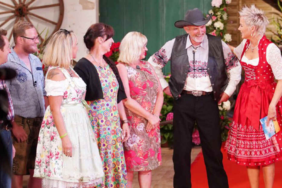 In Folge 1 lernten die Bauern beim Scheunenfest ihre Auserwählten kennen.