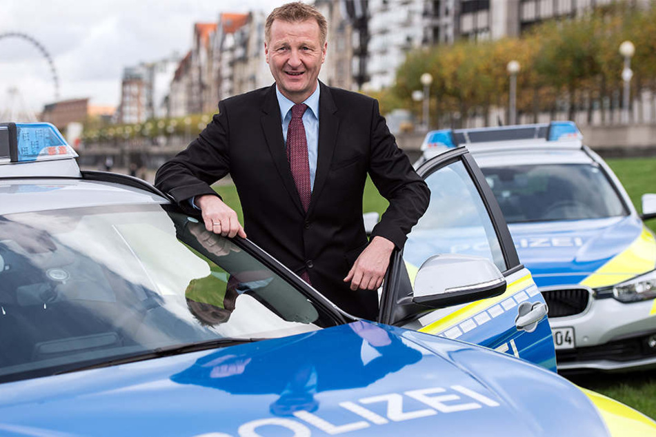 Innenminister Ralf Jäger (SPD) berichtet am Vormittag über die Polizeiaktion auf einer Konferenz in Köln (Symbolbild).