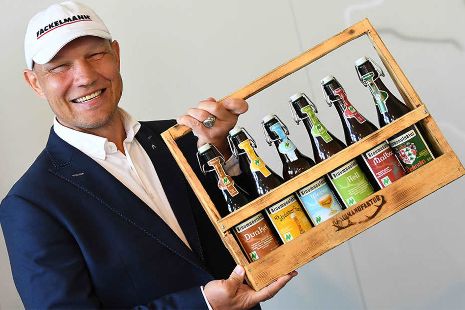 Kann mächtig stolz auf sich sein: Neu-Bierbotschafter Axel Schulz hält freudestrahlend das kühle Blonde in seinen Händen.