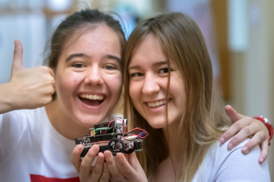 Babora Stolfoua (17) und Misa Nademejnska (17) aus Usti nad Labem (Tschechien) mit ihrem selbstgebauten Roboterauto.