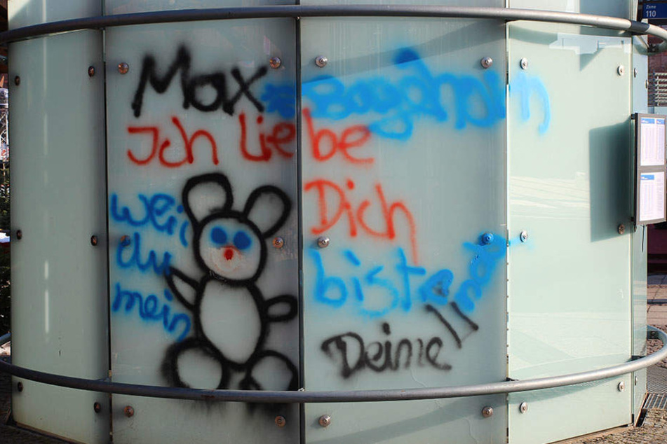 Diese Liebesbotschaft sprühte die 25-jährige für ihr Bärchen (oder ist es ein Mäuschen?) "Max" an die "Milchtöpfe" auf dem Augustusplatz.
