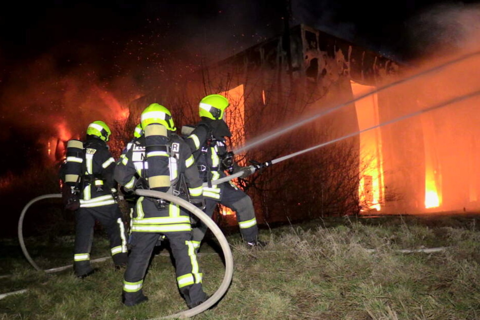 Bei der Feuerwehr Neuss wurde Großalarm ausgelöst, 150 Kameraden rückten an.