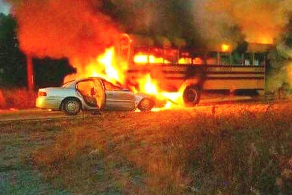 Der Schulbus brannte infolge des Unfalls vollständig aus.