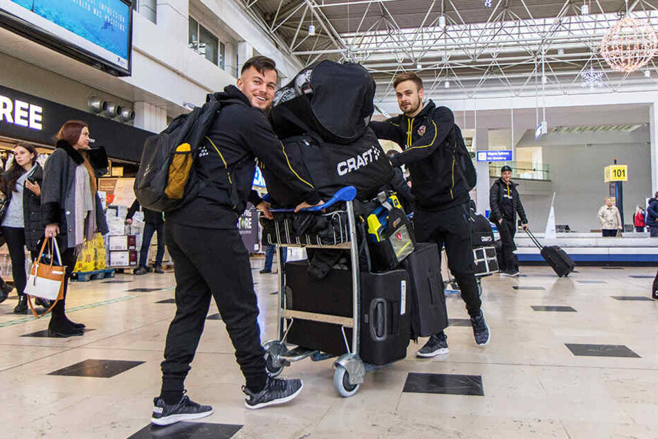 Gute Laune: Sascha Horvath (l.) und Lucas Röser vollbepackt auf dem Airport Antalya.