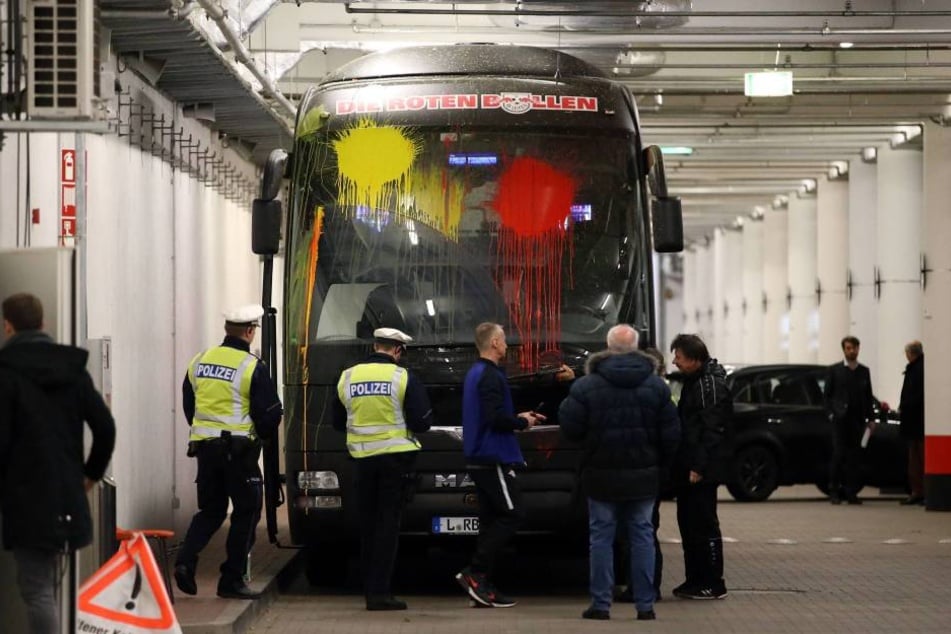 Der Bus von RB nach der Attacke in den Katakomben des Bayer-Stadions.