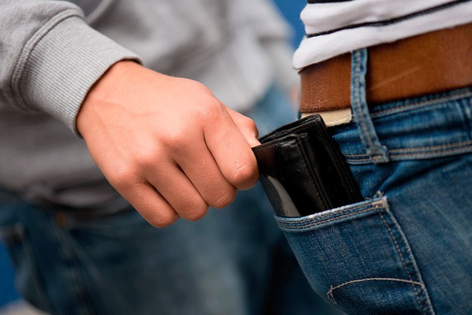 Antanzmasche auch in Chemnitz: Vier Täter erbeuteten ein Handy und ein Portemonnaie.