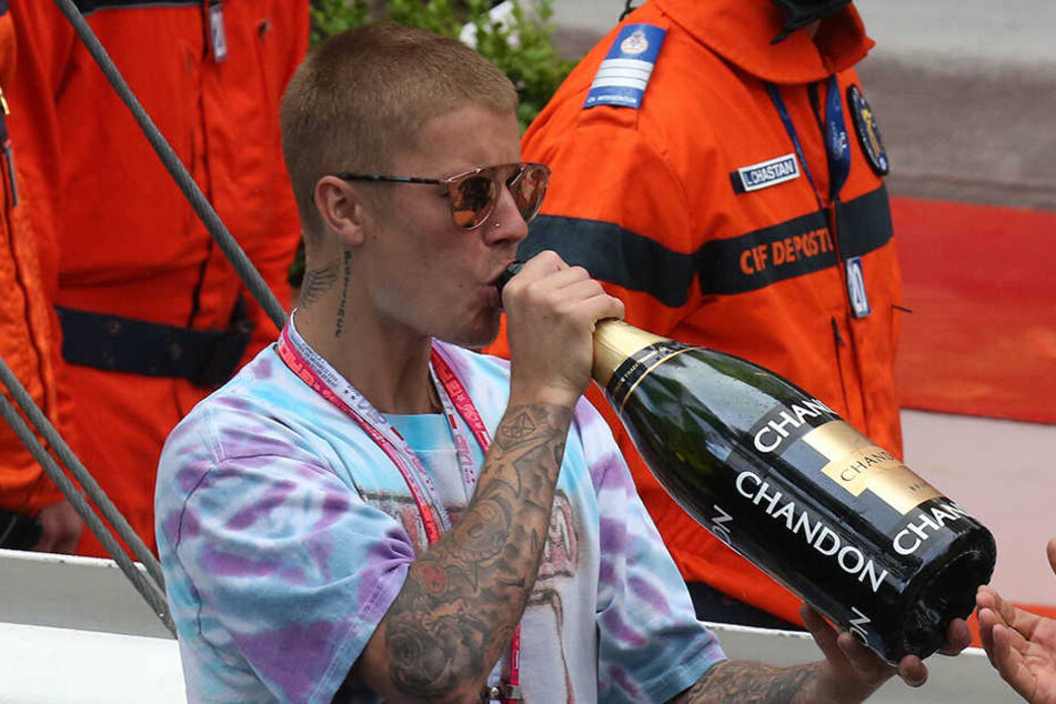 Eigentlich trinkt Justin Bieber lieber Champagner - dabei lässt sich mit einem Milchglas so viel mehr verdienen.