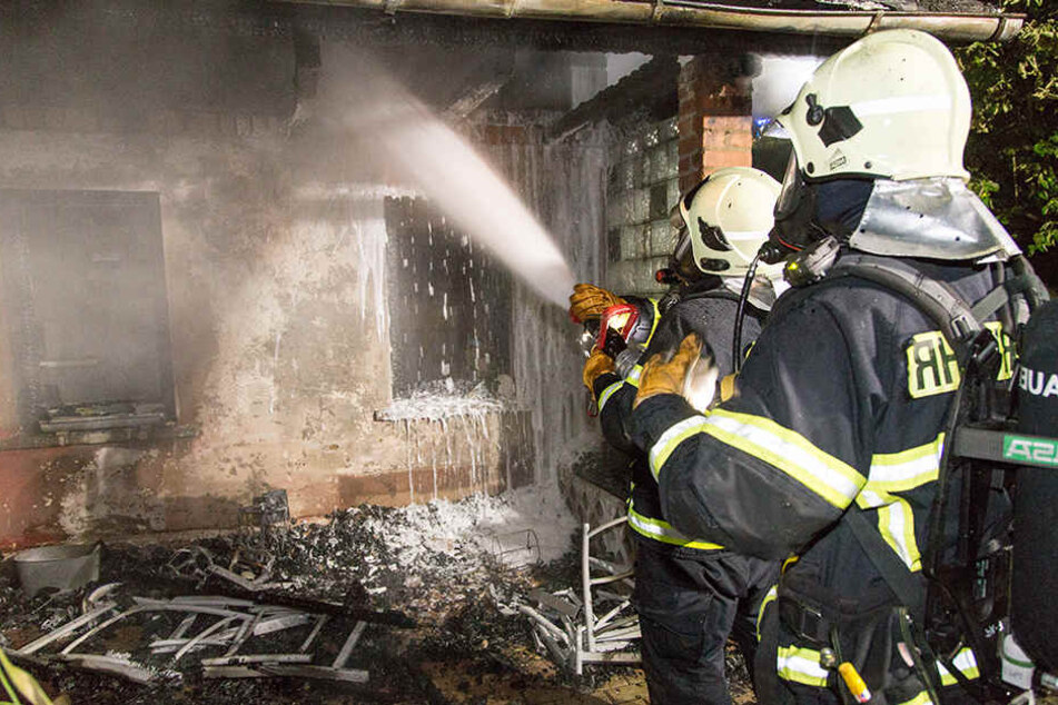 Einsatzkräfte der Feuerwehr löschen den Brand.