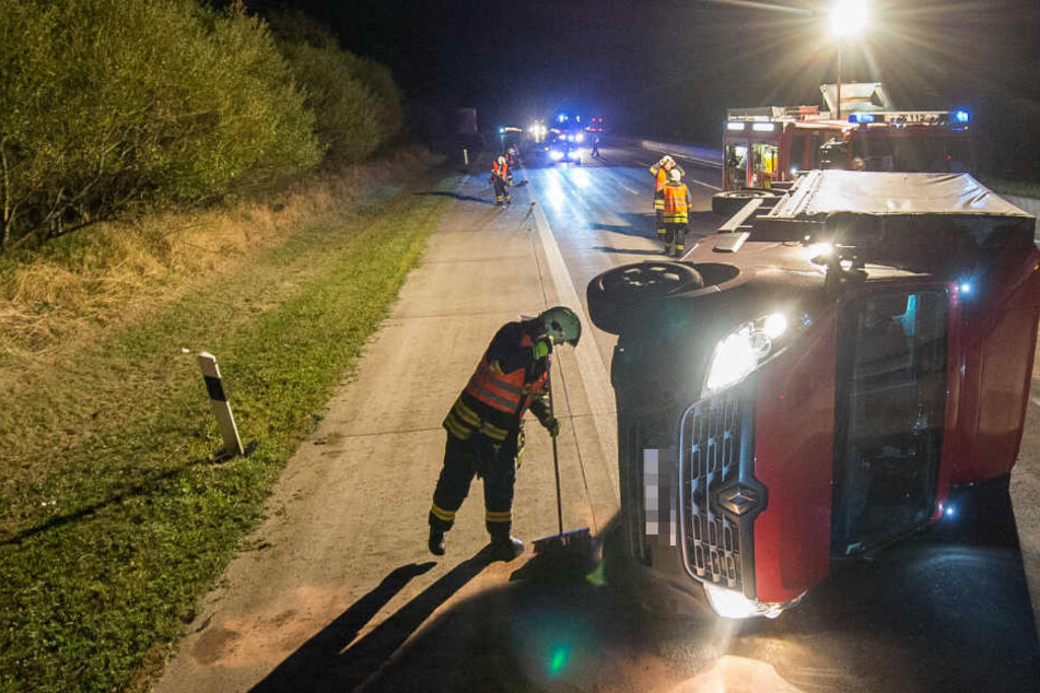 Der Laster musste von der Feuerwehr wieder aufgerichtet werden.