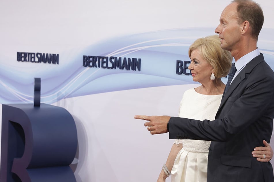 Liz Mohn (76) und Bertelsmann-Chef Thomas Rabe (51) begrüßen auf dem roten Teppich die Gäste des Sommerfestes.