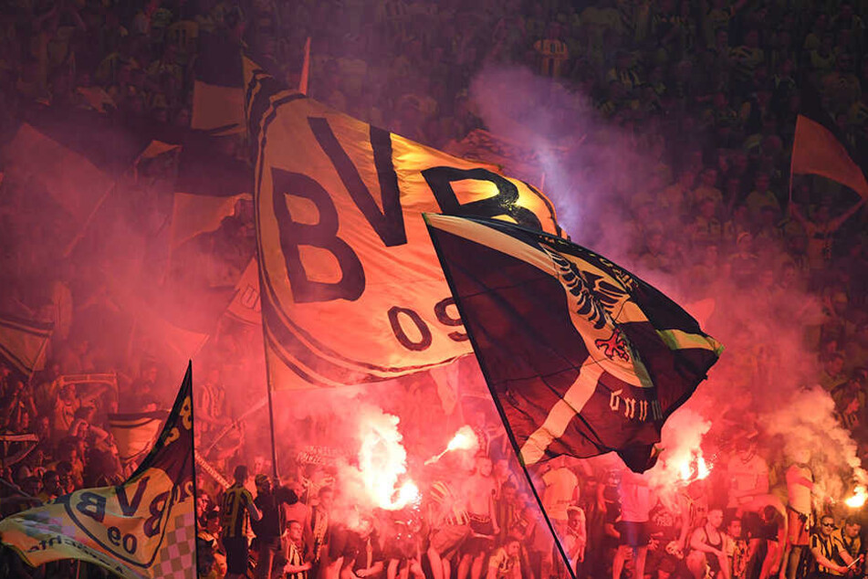 Im Dortmunder Fanblock qualmte es ordentlich.