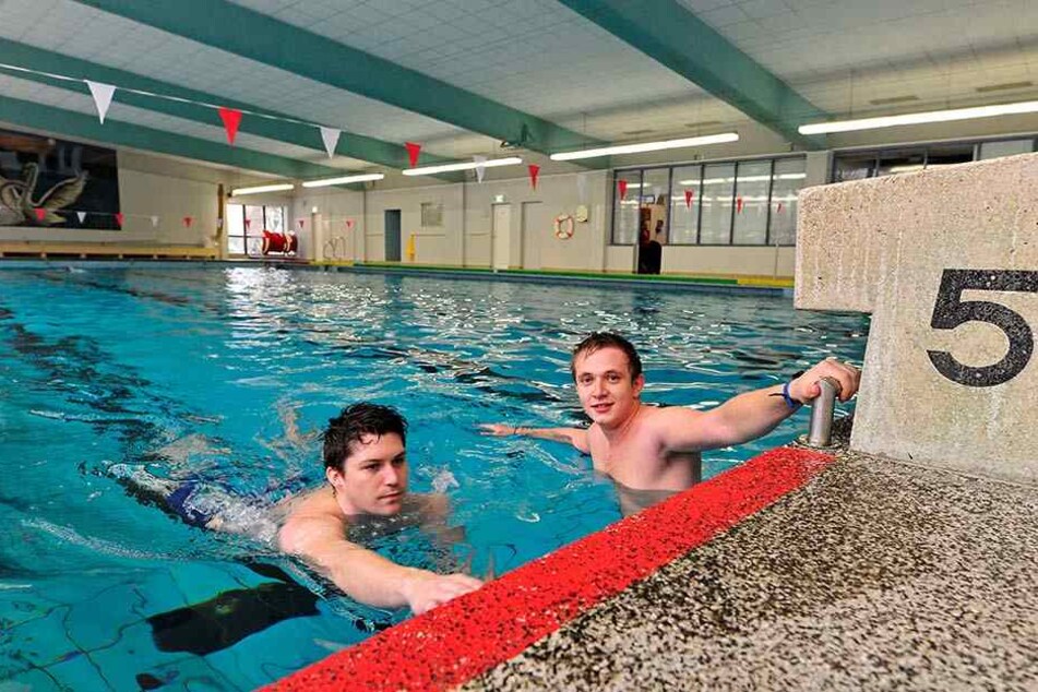 Die Studenten Eric Baumann (21) und Julius Nickisch (19) können nicht mehr
lange im Bernsdorfer Bad schwimmen.