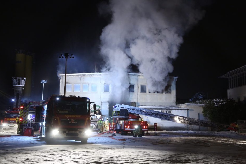 Aus der Baracke dran dichter Rauch, als die Feuerwehr am Einsatzort eintraf.