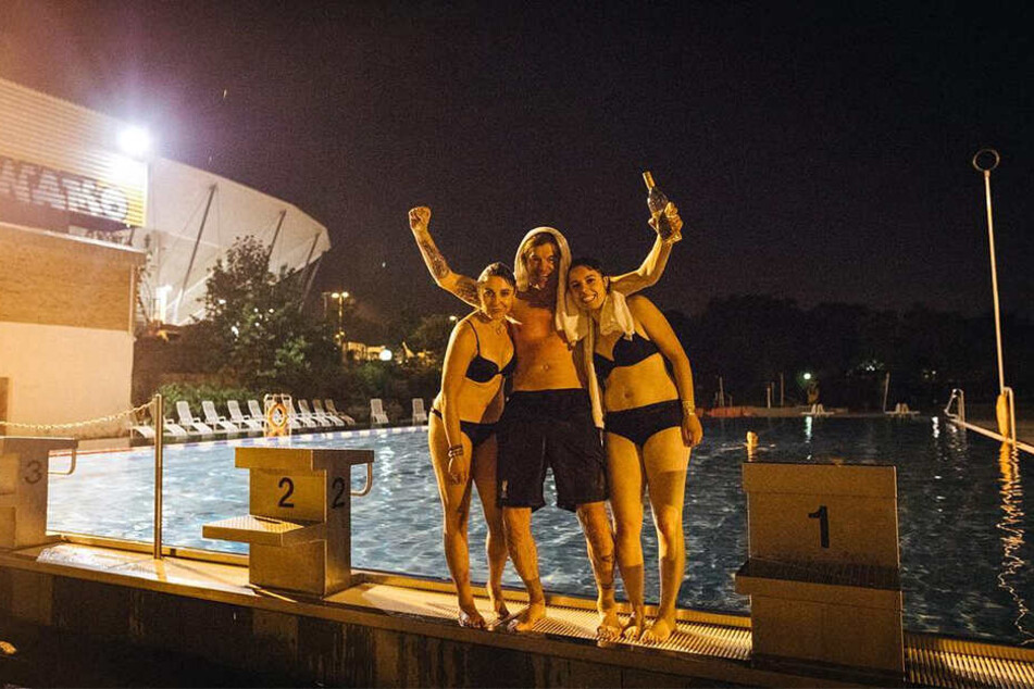 Der nächtliche Besuch der Toten Hosen im Georg-Arnhold-Bad nach ihrem Konzert im Rudolf-Harbig-Stadion ist auch Teil des Konzertfilms.