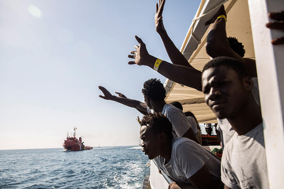 Etliche Flüchtlinge aus verschiedenen afrikanischen Ländern versuchen über das Mittelmeer nach Europa zu gelangen.