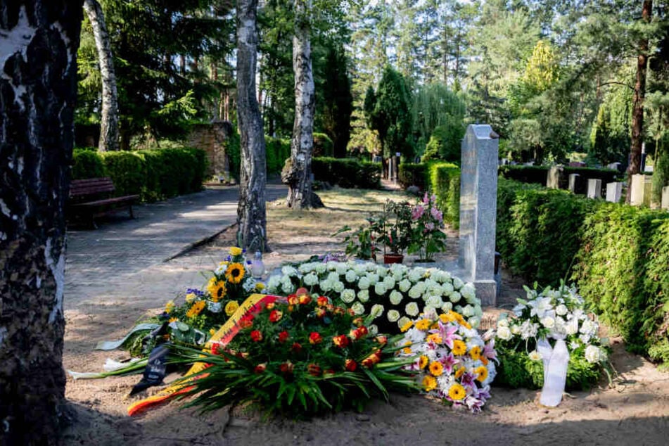 Das Grab von Filmproduzent Artur Brauner (vorn) ist nach seiner Beisetzung vor dem Grab seiner Ehefrau (grauer Grabstein) auf dem Jüdischen Friedhof Heerstraße zu sehen.