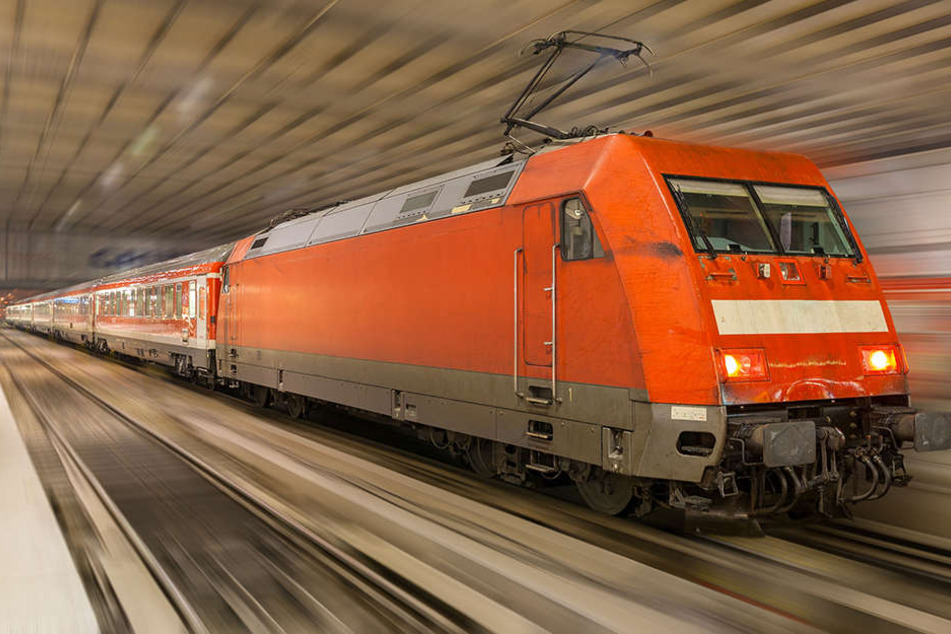 Ein 41-jähriger Blinder ist am Samstagnachmittag vor eine Münchner U-Bahn gestürzt.