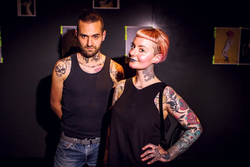Nasti van der Weyden (26) war 19 Jahre alt, als sie sich ihr erstes Tattoo stechen ließ: eine Rose am
Unterarm. Leipziger Mahmud Celik (32) trägt Totenköpfe und fiese Fratzen
auf der Haut: "Das sind alles verarbeitete Emotionen."