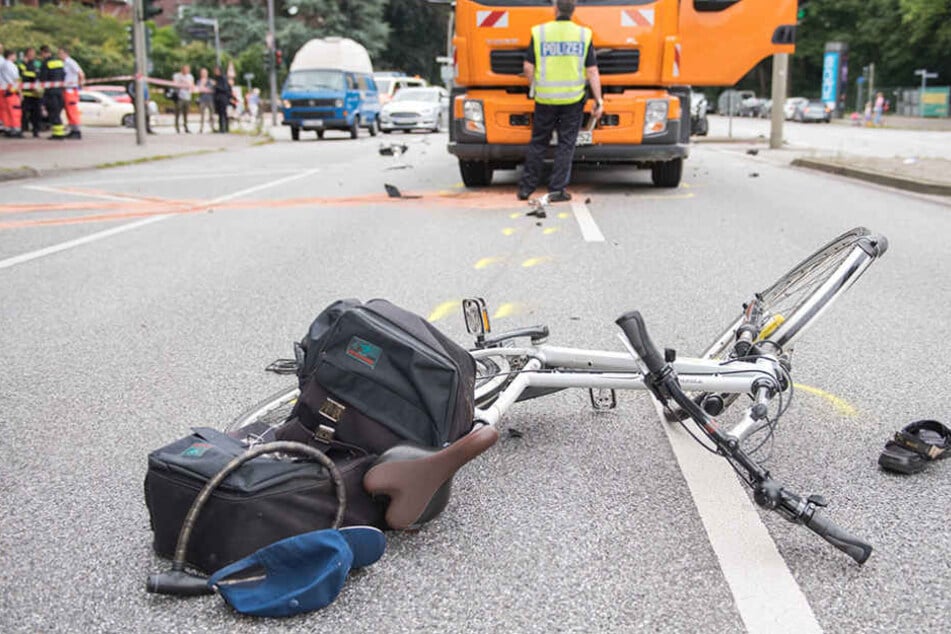 Wegen einer geöffneten Tür eines Transporters verstarb der Rentner noch am Unfallort. (Symbolbild)