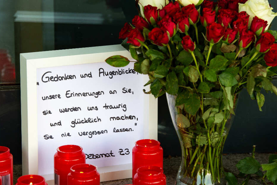 Blumen, Kerzen und eine Nachricht an den verstorbenen Kasseler Regierungspräsidenten Walter Lübcke (CDU) stehen am Haupteingang des Regierungspräsidiums.