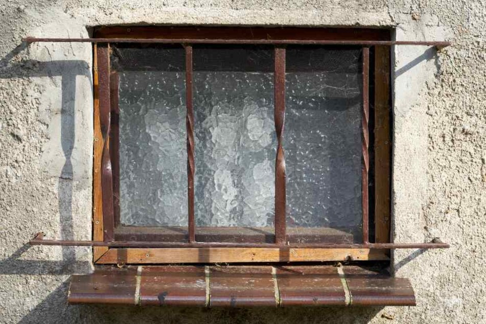 Die Einbrecher rissen das Gitter des Kellerfensters aus der Verankerung, drückten das Fenster ein und durchsuchten dann die Räume. (Symbolbild)