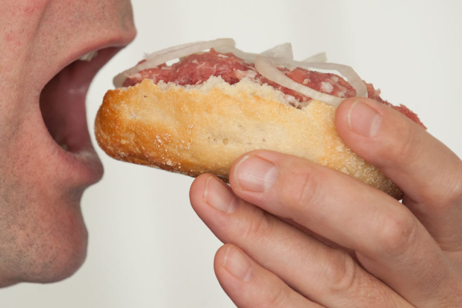 Der Mann feuerte ein Mettbrötchen in Richtung des Autofahrers. (Symbolbild)