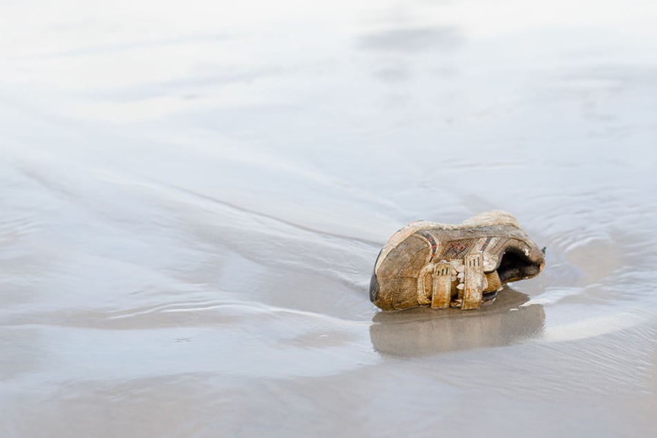 Der Strand der menschlichen Füße gibt Rätsel auf. (Symbolbild)