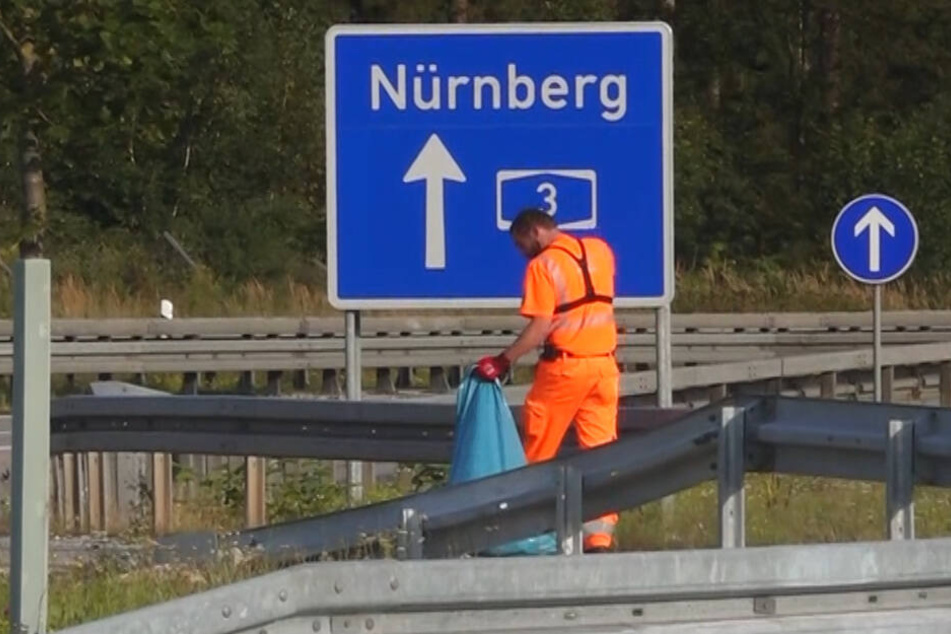 Der Müll nimmt Überhand: Manchmal ist Michael Kowalewski (Foto) mit seinen Kollegen vier Stunden an einem Parkplatz beschäftigt.