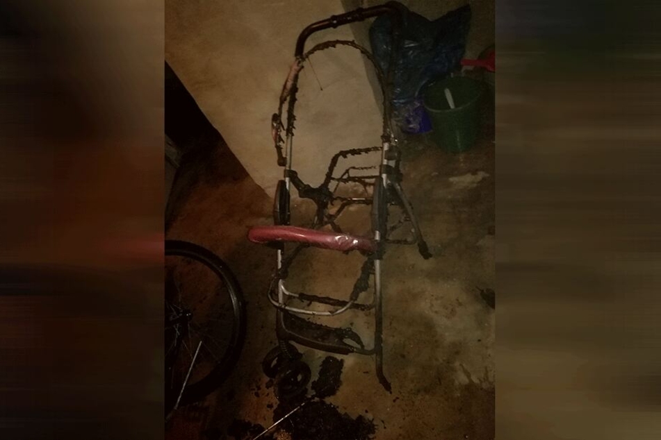 Von dem Kinderwagen blieb nur noch das Gestell übrig.
