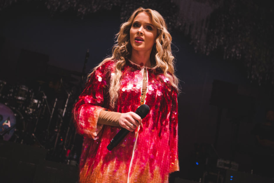 Pop-Sternchen Zara Larsson steht auf Autos - in verschiedenen Funktionen.