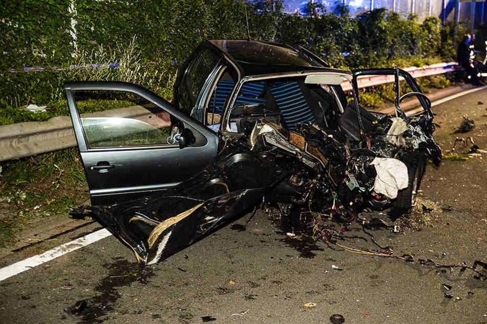 Das Auto wurde bei dem Unfall schwer beschädigt.