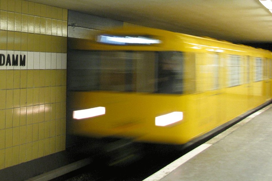 Der 22-jährige Mann starb wohl, weil er mit dem Kopf gegen einen Stahlträger krachte.
