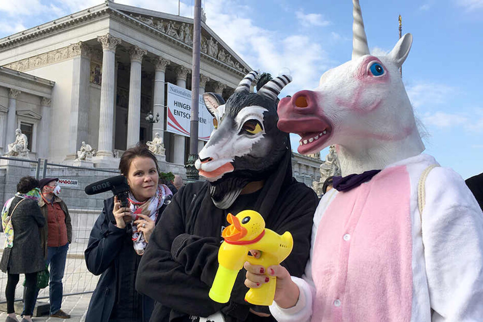 Ermahnungen für Clowns und Co. am ersten Tag des Burkaverbots in Österreich.