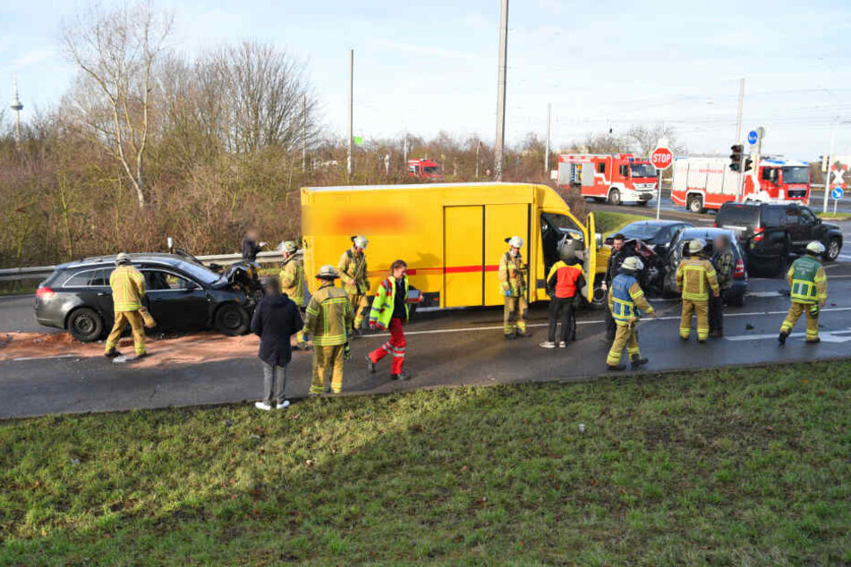 Der Opel (links) krachte schließlich in einen Lieferwagen.