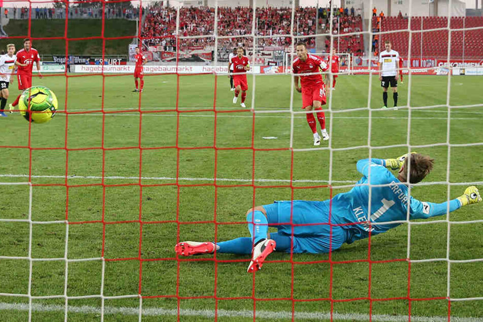 Erfurts Torwart Philipp Klewin fliegt in die falsche Ecke - und der Ball zum 1:1 ins Tor.
