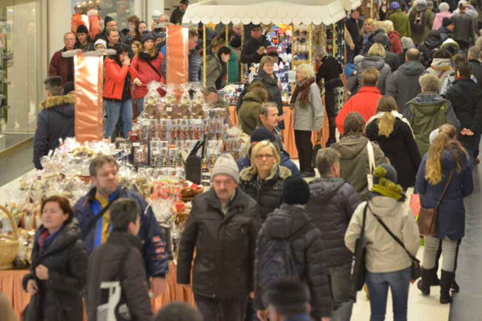 Das letzte Wochenende vor Heiligabend inklusive verkaufsoffener Sonntag: Wie hier in der Galerie Roter Turm waren die Chemnitzer zahlreich auf Geschenkejagd.