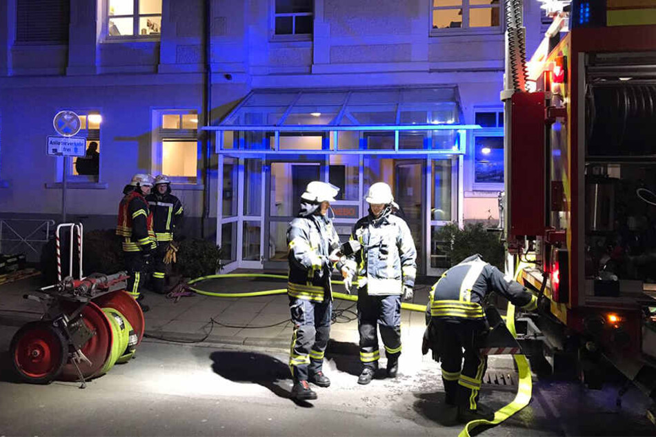 Die Feuerwehr ist im Einsatz.