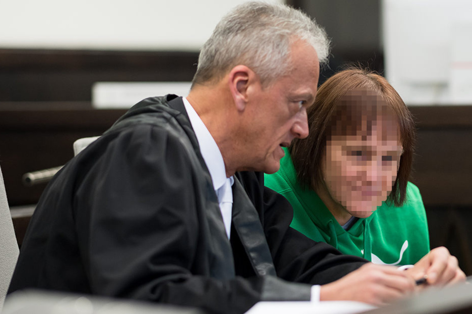 Strafverteidiger Peter Wüller mit der Angeklagten Angelika W.. Sie gibt weitere Einblicke in ihr Leben.