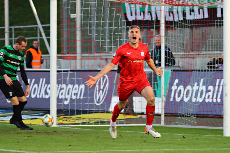 FSV-Kicker Elias Huth bei Trorjubel zum 4:1.
