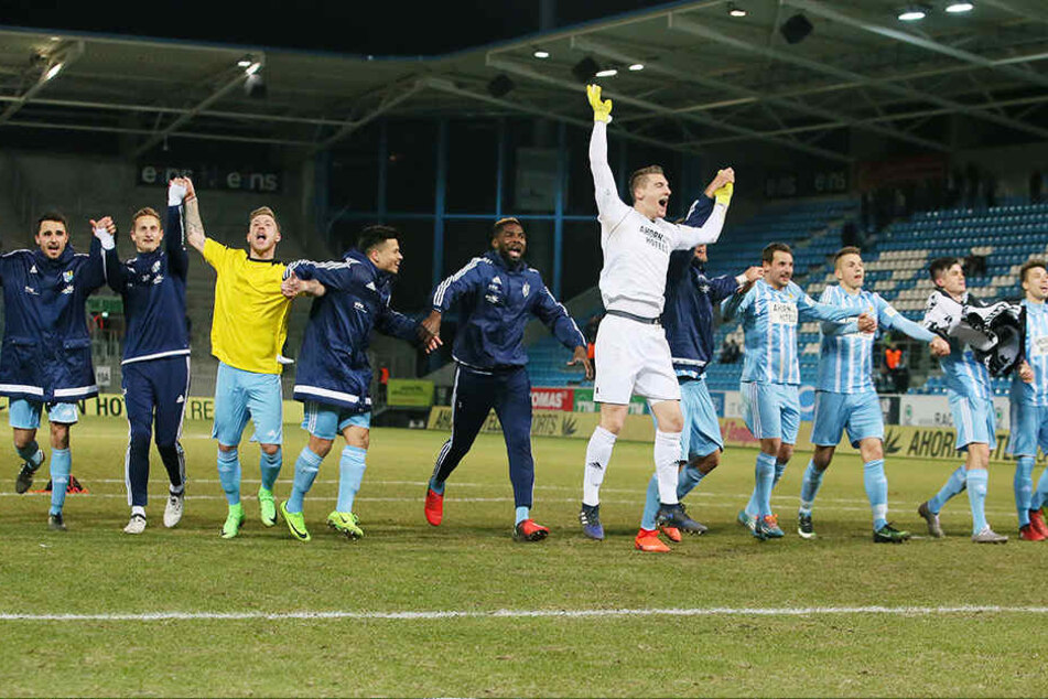 Der ausgelassene Jubel bei den Himmelblauen nach
dem Sieg gegen Köln zeigte, welche Last den Spielern
von den Schultern fiel.
