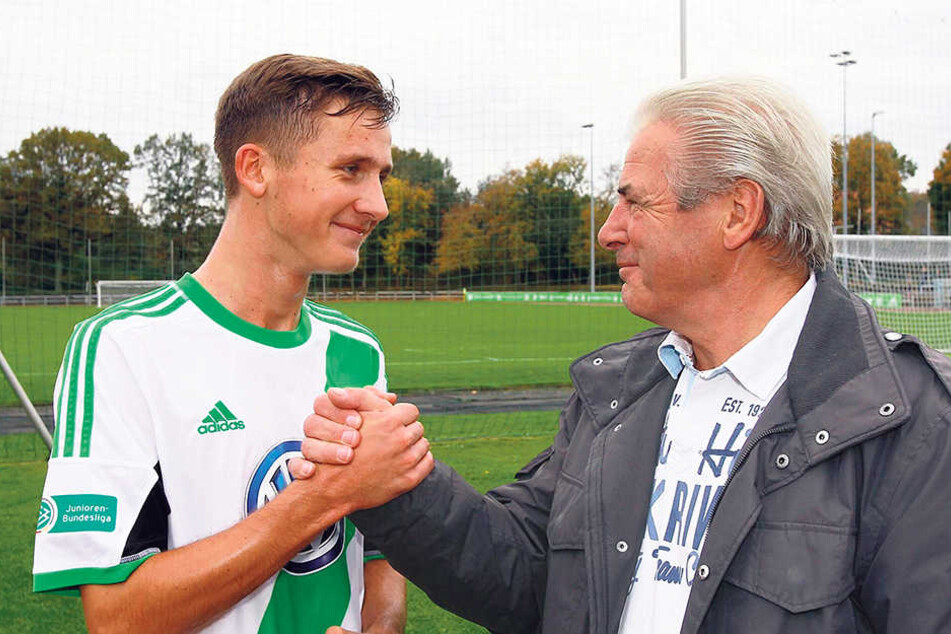 Paul (l.) mit seinem
Vater Wolfgang Seguin.
Der ehemalige DDR-Nationalspieler
gilt als
sein größter Kritiker.