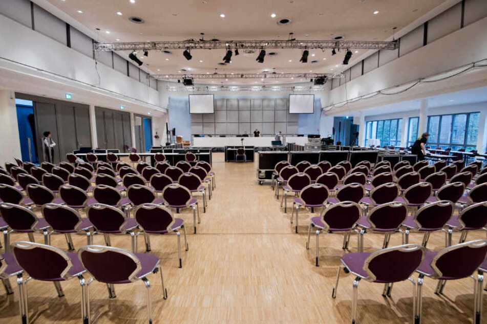 Alleine für die Nebenkläger gibt es mehr als 100 Sitzplätze in der zum Gerichtssaal umfunktionierten Halle.