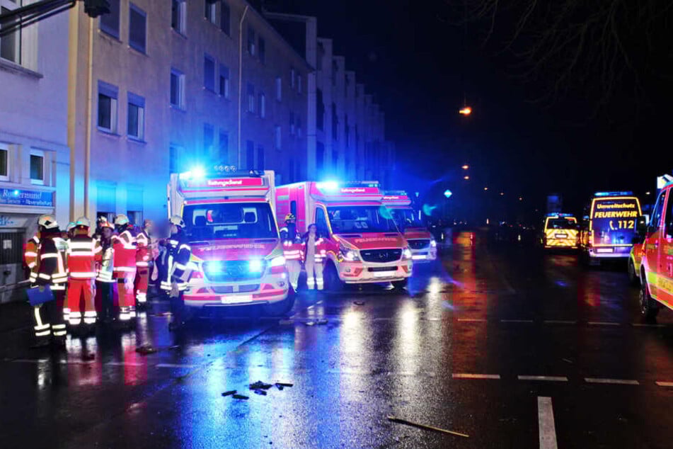 Feuerwehrleute sind bei einem Wohnhausbrand in Wuppertal im Einsatz.
