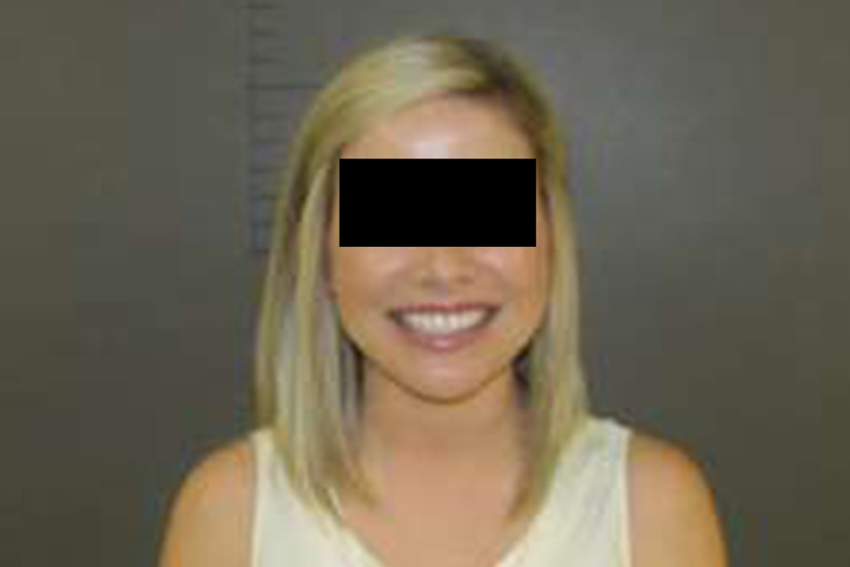 So ein Polizeifoto sehen wohl selbst die zuständigen Beamten nur relativ selten. Doch Sarah Fowlkes grinst über beide Ohren.