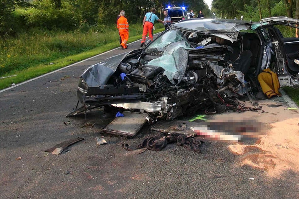Der 22-jährige Fahrer konnte lebend aus seinem Audi befreit werden, starb jedoch später im Krankenhaus.