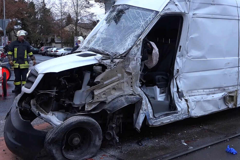 Das Foto zeigt den schwer beschädigten Kleintransporter, der an dem Unfall beteiligt war.