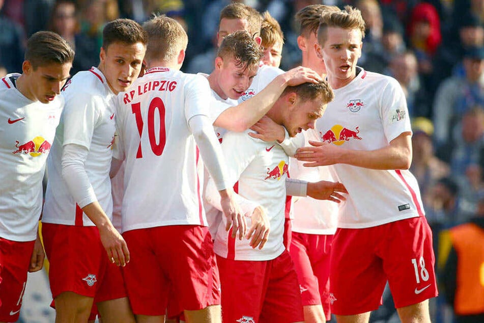 Federico Palacios (1. Reihe 2. von rechts) wird für sein Tor gegen Lok Leipzig von den Mitspielern der U23 beglückwünscht.
