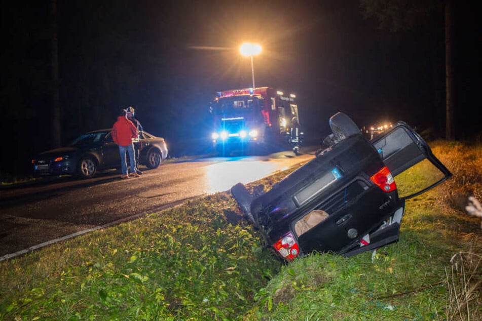 Das Fahrzeug überschlug sich und landete im Straßengraben.