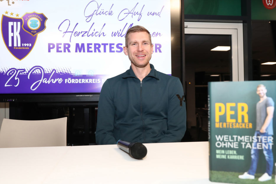 Per Mertesacker stellte in Aue auch sein Buch vor.